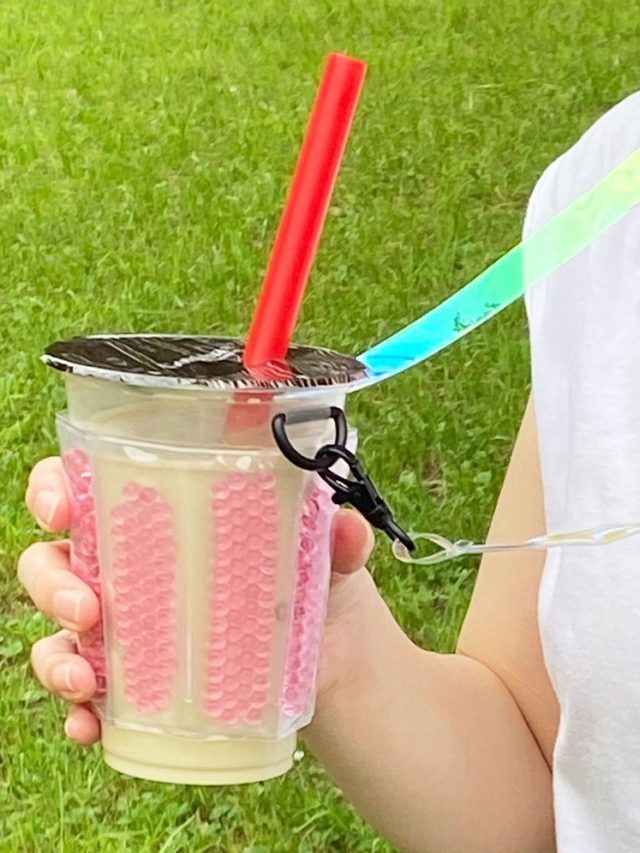 涼しげな見た目のジェル素材でできたドリンクホルダー